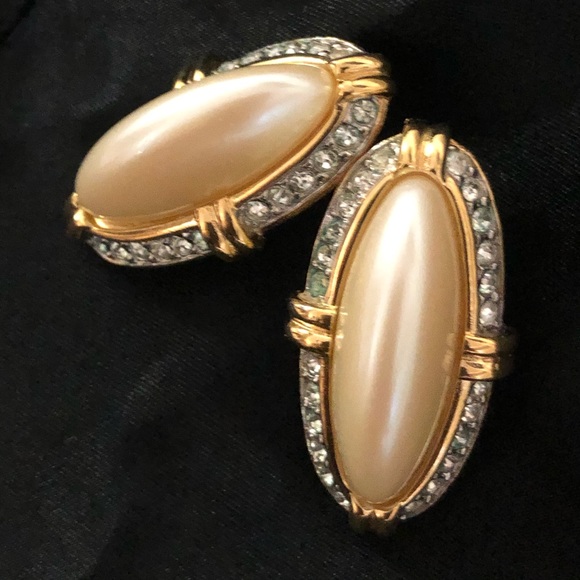 Richelieu Jewelry - Vintage Gold tone Earings🌹Faux Pearls🌹Rhinestone